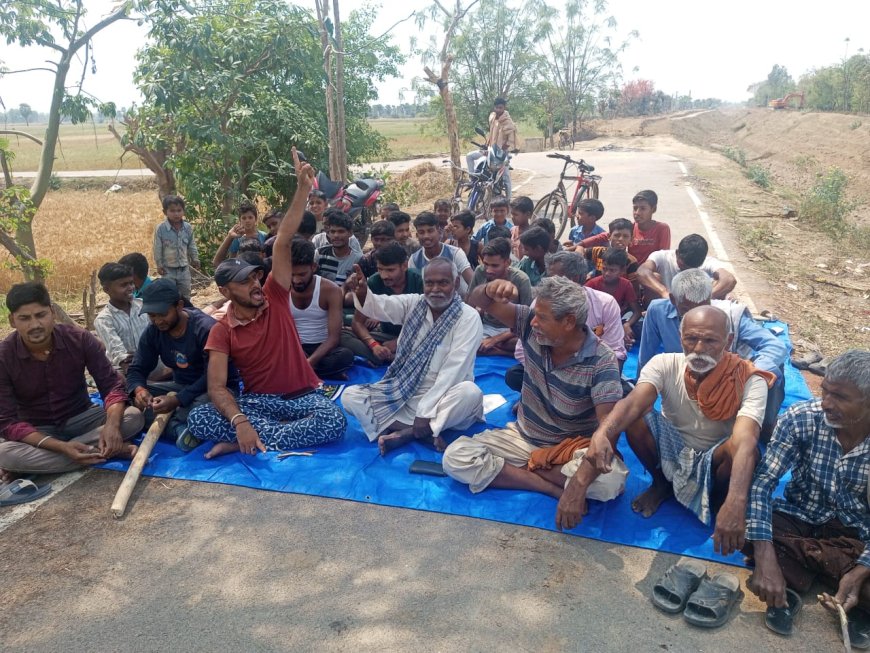 निर्माण को लेकर ग्रामीणों ने किया धरना प्रदर्शन