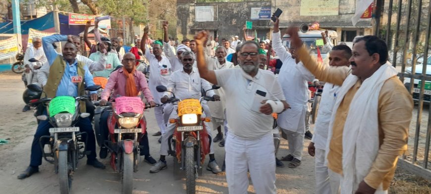 किसानो के धरना-प्रदर्शन के समर्थन मे कई जगहो से बाईक रैली लेकर पहूचे।