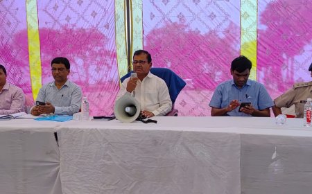 शिविर लगाकर डीएम ने किसानों के साथ की वार्ता