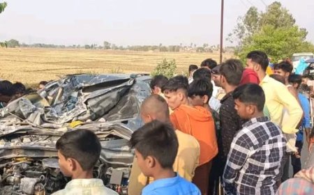 चालक का संतुलन बिगड़ने से कार ने मारी यात्री शेड में जोरदार टक्कर, चालक की मौत, एक रेफर