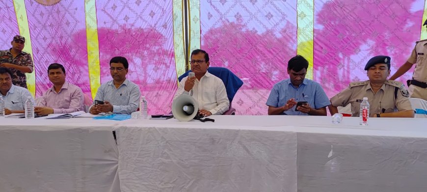शिविर लगाकर डीएम ने किसानों के साथ की वार्ता
