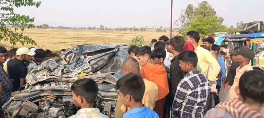 चालक का संतुलन बिगड़ने से कार ने मारी यात्री शेड में जोरदार टक्कर, चालक की मौत, एक रेफर
