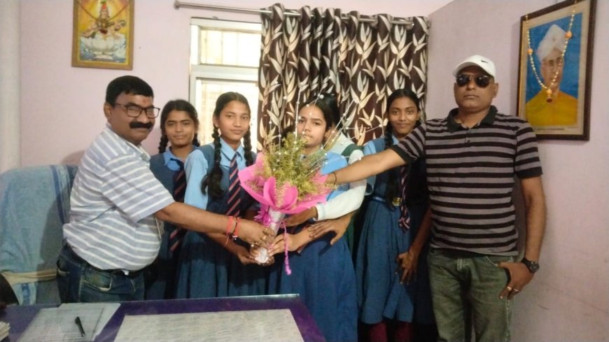 रफीगंज शहर के राजा बगीचा ज्ञान भारती पब्लिक स्कूल में सीबीएसई दसवीं बोर्ड की परीक्षा में बेहतर प्रदर्शन करने वाले विद्यार्थियों को किया गया पुरस्कृत