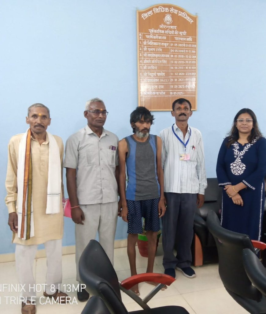 पारा विधिक स्वयं सेवक द्वारा तलाश किये गये गुमशुदा व्यक्ति को परिजन को सौपा गया।