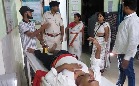 पिकअप की टक्कर दो बाइक सवार युवक घायल, एक रेफर।