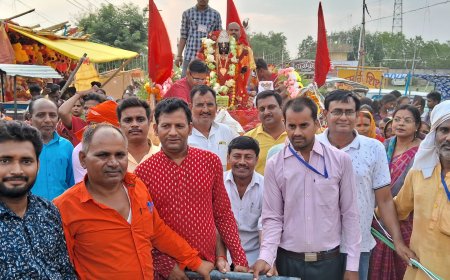 मां काली एवं कार्तिक जी के प्राण प्रतिष्ठा को लेकर प्रतिमा के साथ कराया गया नगर भ्रमण