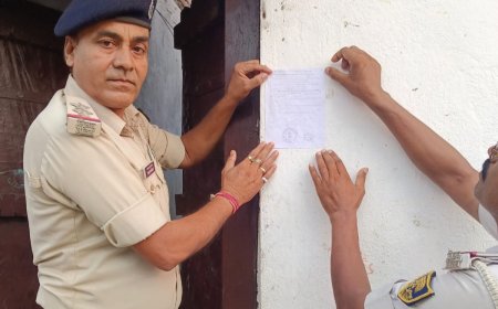 फरार वारंटियों के घर पुलिस ने चस्पाया इश्तेहार