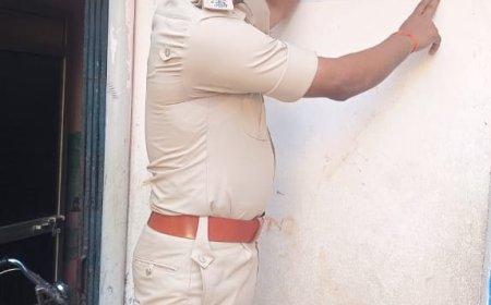 विक्रमगंज कोर्ट के आदेश पर घऱ चिपकाए  गया इश्तेहार।