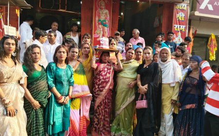 किन्नर समाज के द्वारा हनुमान मंदिर में लगाया गया 5.5 किलो की घंटा, धूमधाम से किया पूजा अर्चना.