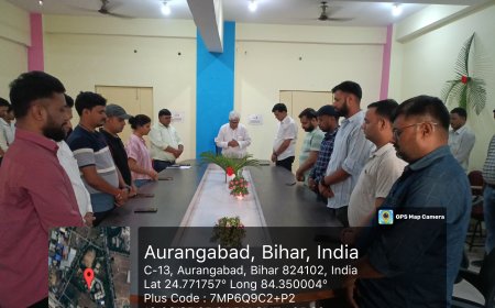 अहमदाबाद प्लेन हादसे में जान गवाने वाले लोगों को श्रद्धांजलि