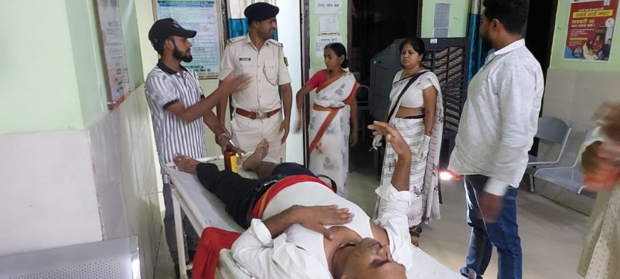 पिकअप की टक्कर दो बाइक सवार युवक घायल, एक रेफर।