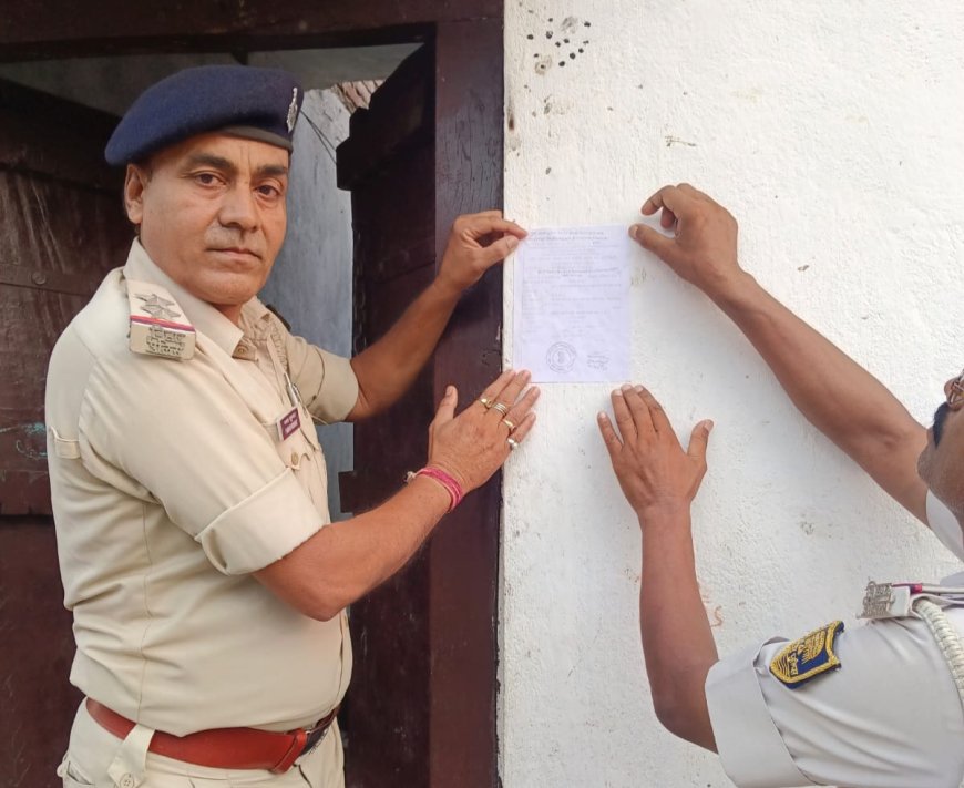 फरार वारंटियों के घर पुलिस ने चस्पाया इश्तेहार