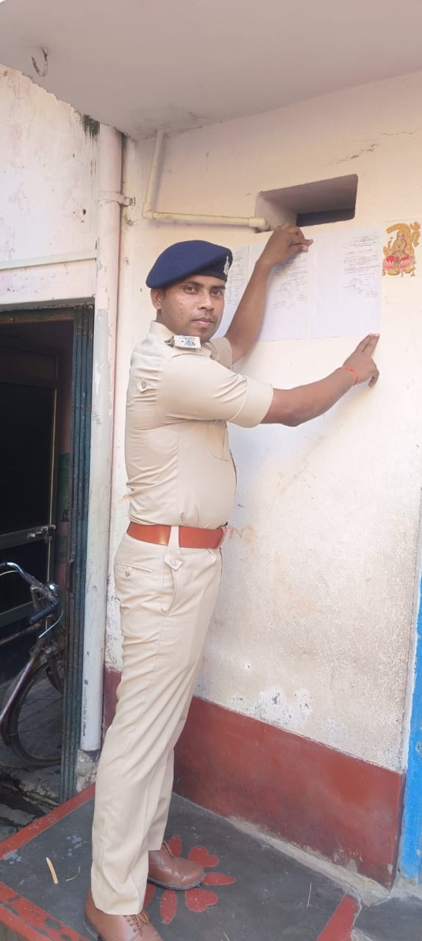 विक्रमगंज कोर्ट के आदेश पर घऱ चिपकाए गया इश्तेहार।