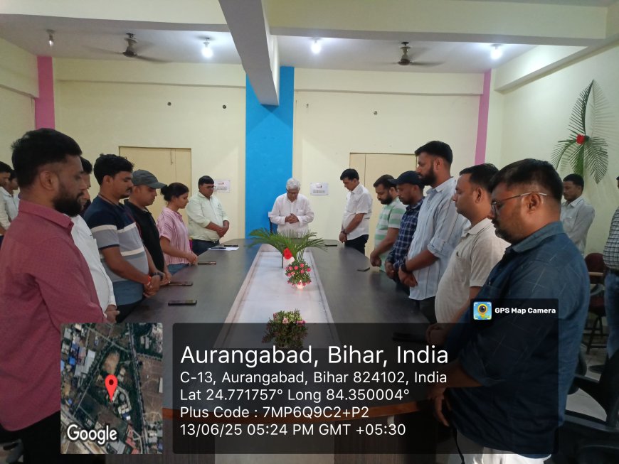 अहमदाबाद प्लेन हादसे में जान गवाने वाले लोगों को श्रद्धांजलि